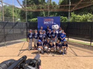 junior mets pose for picture